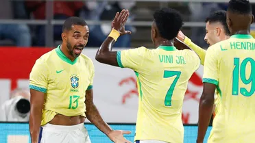 Ex-Paraná marca em estreia como titular da seleção e se emociona: “Momento único”