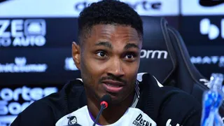 Atacante do Corinthians cita ‘saúde’ e dispara contra sintético do Athletico: “Usam como fator”