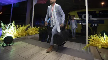 Neymar fica no hotel para fisioterapia e Danilo acompanha seleção em jogo da Copa