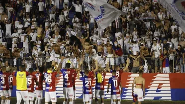 Vitória e festa garantida: Paraná reencontra torcida na Vila Capanema