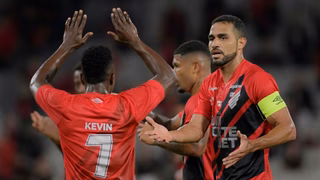 Lateral brilha, salva pele de Barbieri e dá vitória ao Athletico na Série B