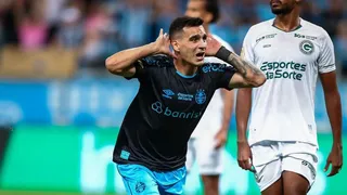 Grêmio vence de virada, rebaixa o Goiás e confirma vaga na Libertadores