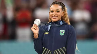 Rebeca Andrade conquista prata no individual geral em disputa acirrada com Simone Biles