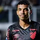 Jogador e ex-técnico do Athletico caem em golpe promovido por ex-Flamengo