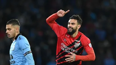 Com um a menos, Athletico vence o Belgrano e avança na Sul-Americana