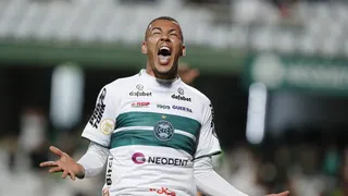 Na força, Coritiba ganha do América-MG
