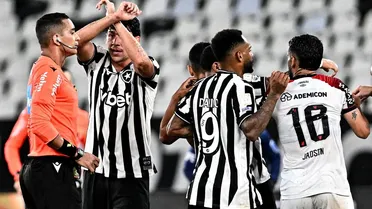 Botafogo x Athletico acaba com confusão entre jogadores e gesto antirracismo 