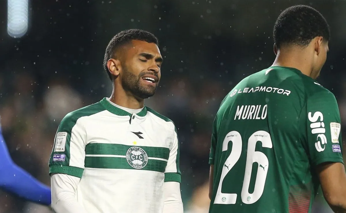 O volante Vini Paulista, do Coritiba, lamenta durante a derrota por 3 a 1 para o Palmeiras, no Couto Pereira, pela 19ª rodada do Campeonato Brasileiro.