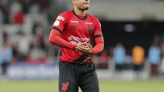 Diniz manda recado para Vitor Roque e mantém atacante do Athletico no radar da seleção