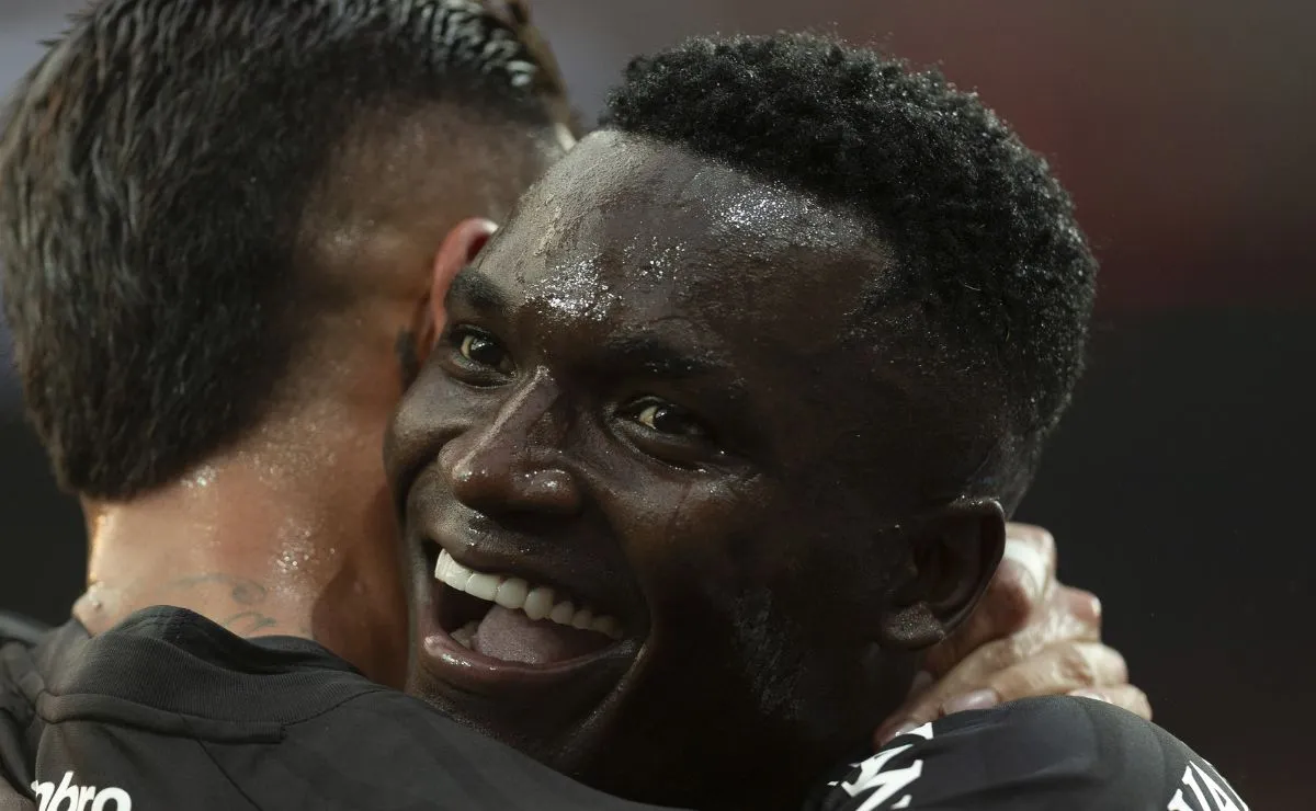 Kevin Viveros durante jogo do Athletico; atacante segue em tratamento para tentar voltar contra o São Paulo.
