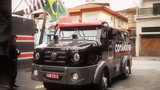 Segurança máxima: figurinhas do álbum da Copa são distribuídas em carro forte