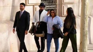 Irmão e mãe de Daniel Alves comemoram decisão de liberdade provisória