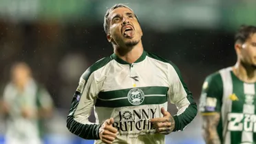 Josué supera marca de Alex no Brasileirão, mas preocupa após vitória do Coritiba