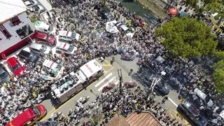 Desfile fúnebre de Pelé leva quase 4 horas e reúne amigos e fãs em Santos