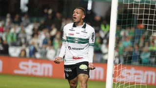 Atacante troca o Coritiba por Portugal e paraguaio deve chegar para o lugar