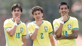 Promessa do Athletico marca golaço do meio de campo pela seleção brasileira