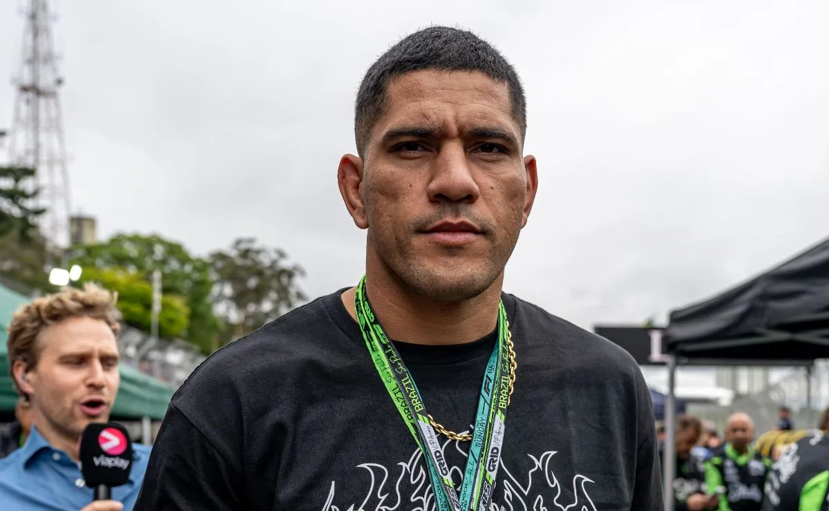 Alex Poatan participa de um evento promocional. Ex-campeão do UFC aparece durante compromisso público em meio à preparação para luta histórica e à estreia no cinema.