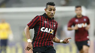 Ex-Athletico supera morte do filho e pensa em ato final na carreira