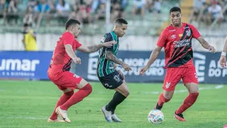 Em jogo truncado, Athletico sai na frente com super gol de Pablo