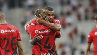Em jogo pegado, Athletico vence o Internacional nos acréscimos e volta ao G6