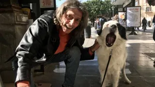 Primo de lenda, ex-jogador da Itália mora na rua com cachorro e luta contra vício