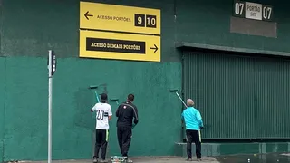 Funcionários pintam muro do Couto e encobrem novos protestos da torcida do Coritiba