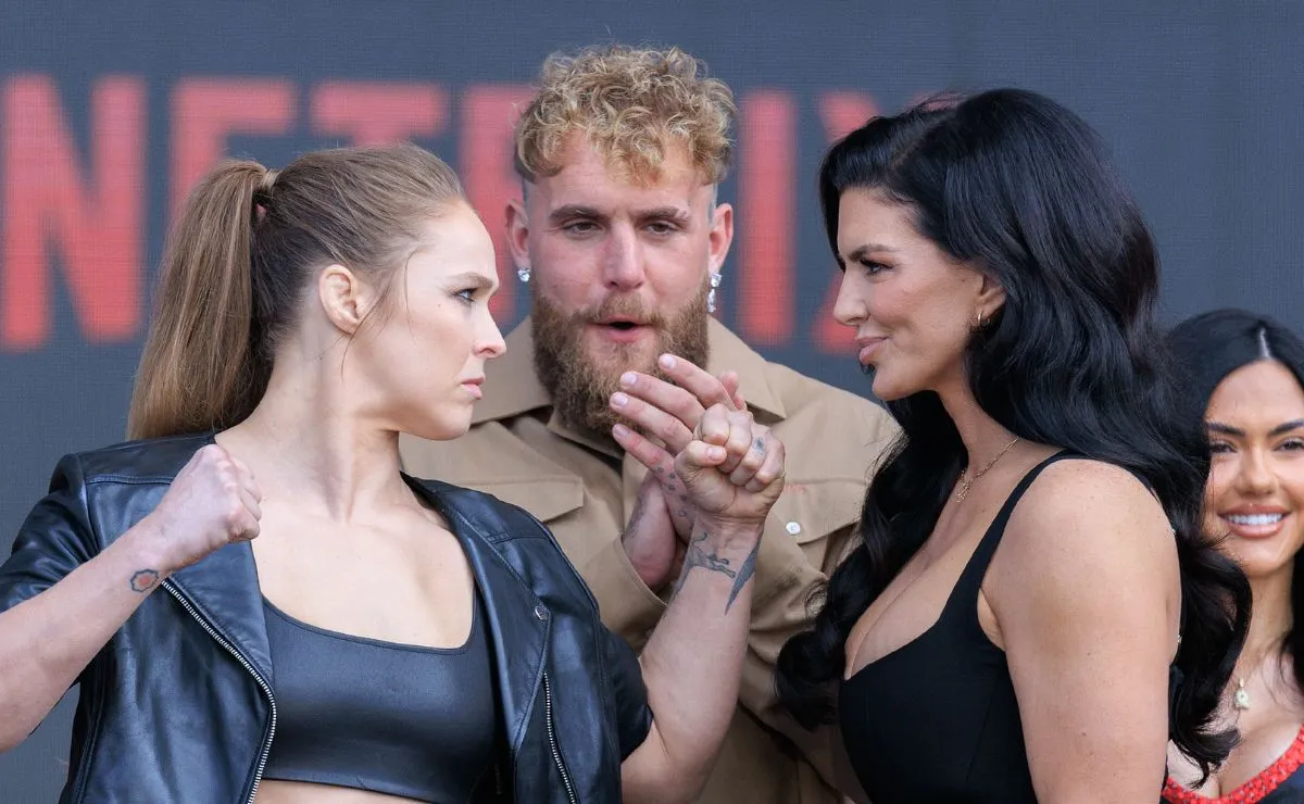 Ronda Rousey e Gina Carano se encaram antes de duelo. Saiba onde assistir, card completo e horário!