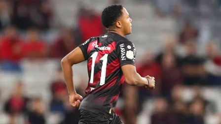 Atacante volta a ser aproveitado no Athletico após 250 dias