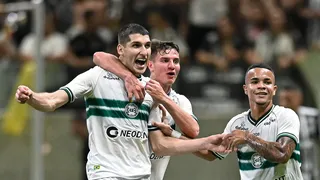 Coritiba vence Atlético-MG e sai da lanterna do Brasileirão