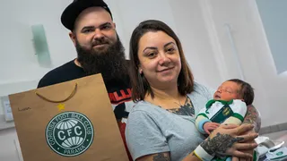 Bebê que nasceu durante show do Metallica se torna o sócio mais jovem do Coritiba