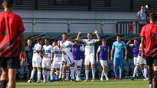 Coritiba volta a vencer o Athletico e está na final