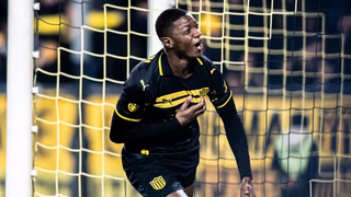 Com futuro indefinido, Matheus Babi marca gol e classifica Peñarol para final do uruguaio