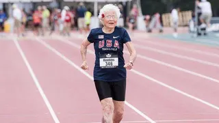 Mulher de 101 anos bate recorde em corrida de 100 metros rasos; veja