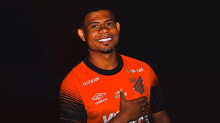 Athletico oficializa Gilberto, lateral da base do Palmeiras