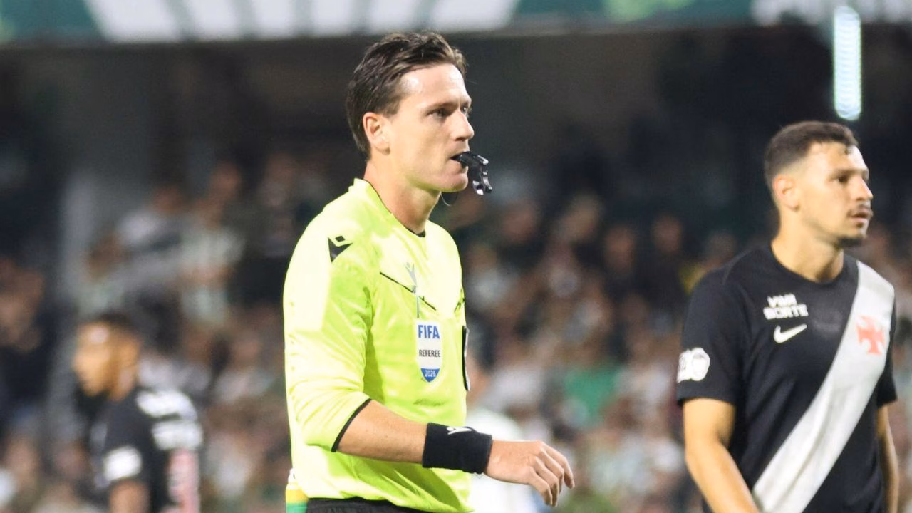 Ramon Abatti Abel durante a arbitragem de Coritiba x Vasco pelo Brasileirão