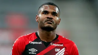 Após derrota, Nikão dispara contra a arbitragem: “Athletico é perseguido”