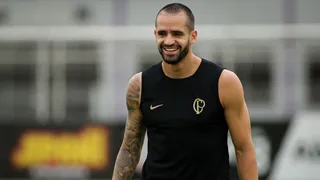 Sem substituto para Renato Augusto, Corinthians deve ter meio-campo “camaleão”