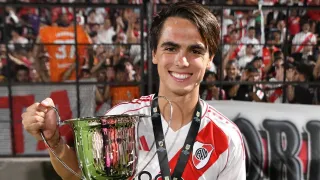Ex-meia da base do Athletico vira camisa 10 e é campeão pelo River Plate