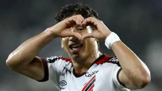 Athletico desperdiça chance de goleada histórica e quase se complica no fim