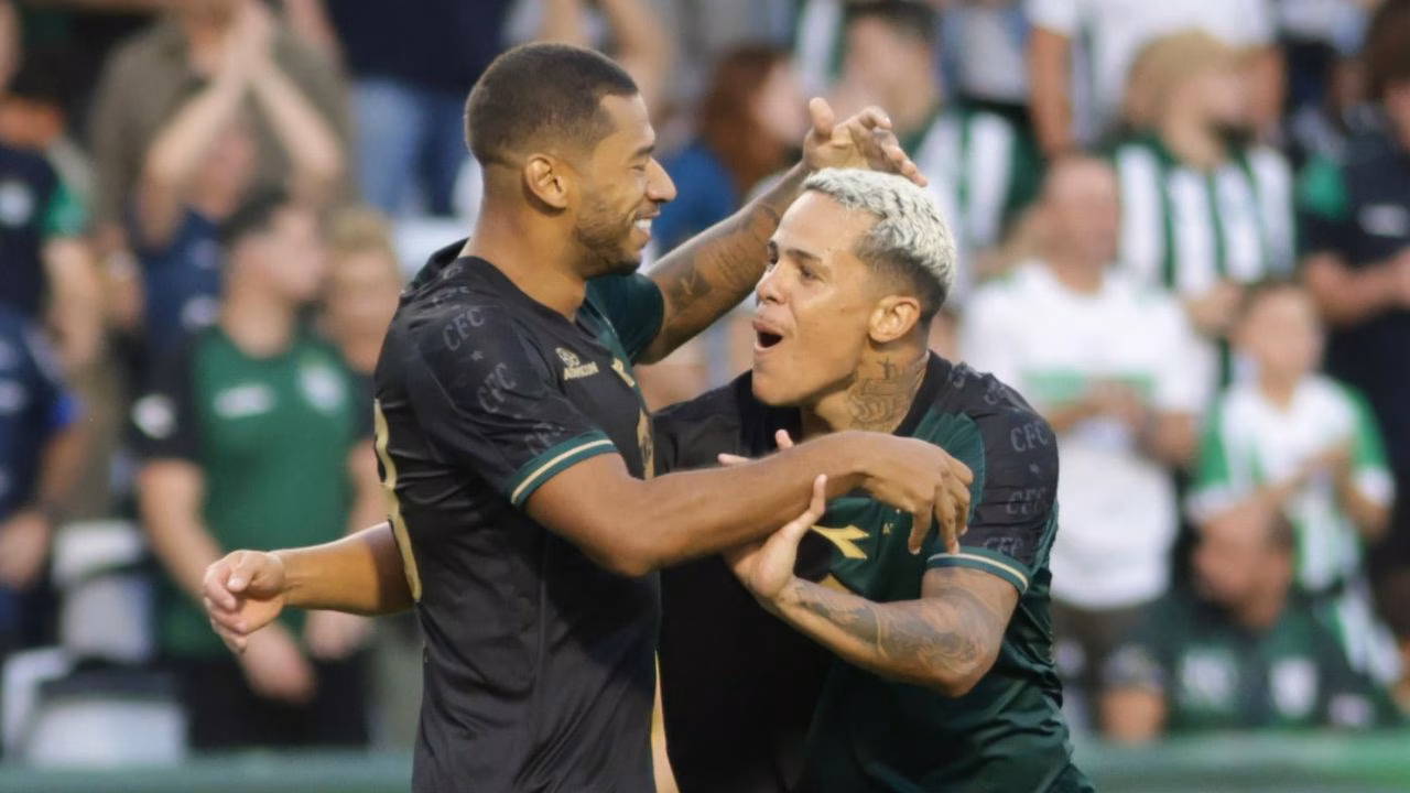 Jogadores do Coritiba comemoram vitória no Couto Pereira junto da torcida.