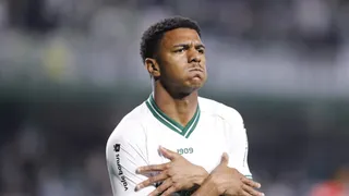 Coritiba renova contrato de atacante por mais três temporadas