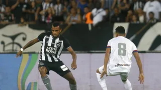 Athletico tem acerto com ex-volante de Internacional, Botafogo e Paraná