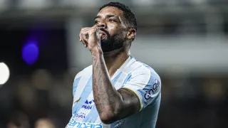 Atacante envolvido em treta no Coritiba aplica lei do ex no Couto Pereira