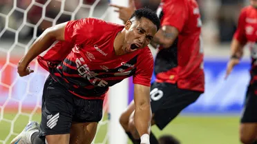 Athletico e Coritiba assumiram a liderança, e o Operário entregou-se no final