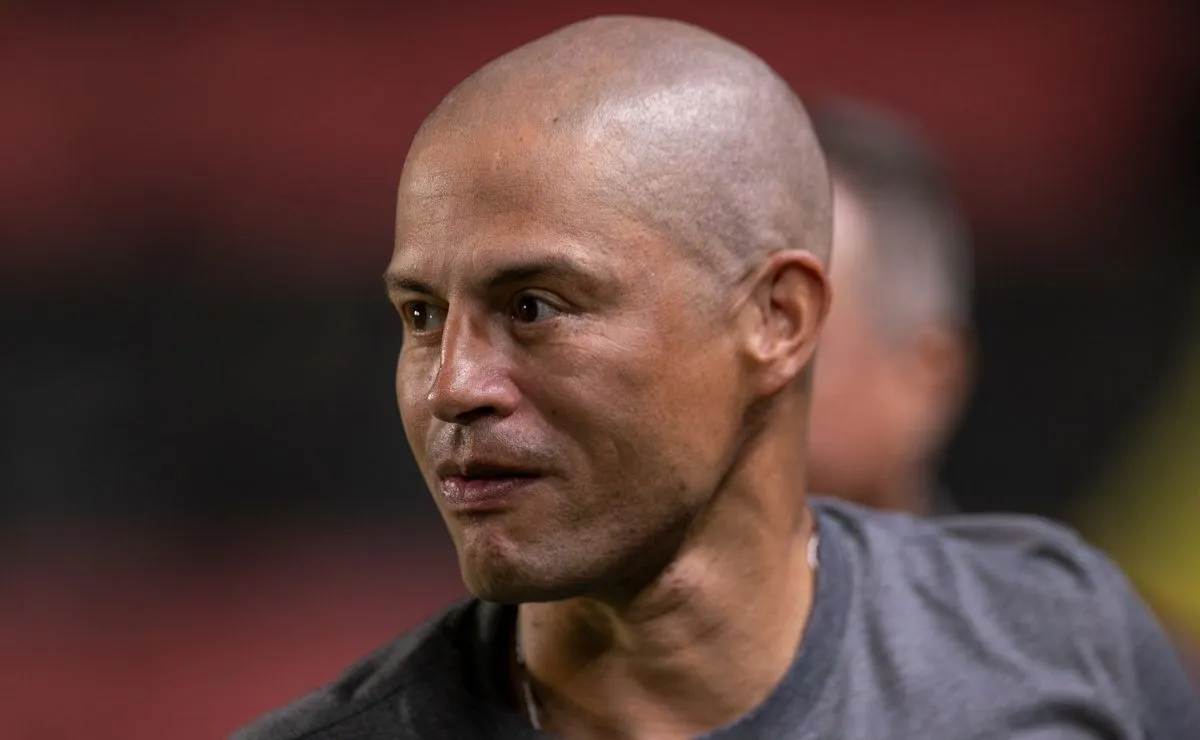 Alex de Souza, técnico do Athletic, durante partida pela Série B do Campeonato Brasileiro.