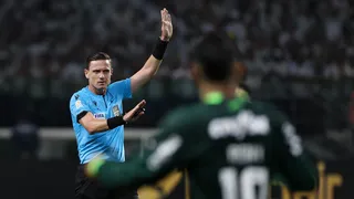 Árbitro relata na súmula reclamações de integrante do Palmeiras após jogo com Flamengo