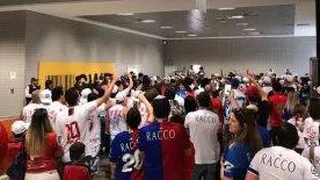 Cerca de 200 paranistas fazem festa no aeroporto e acolhem time após eliminação