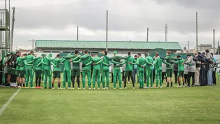 Elenco do Coritiba presta homenagem a presidente Renato Follador
