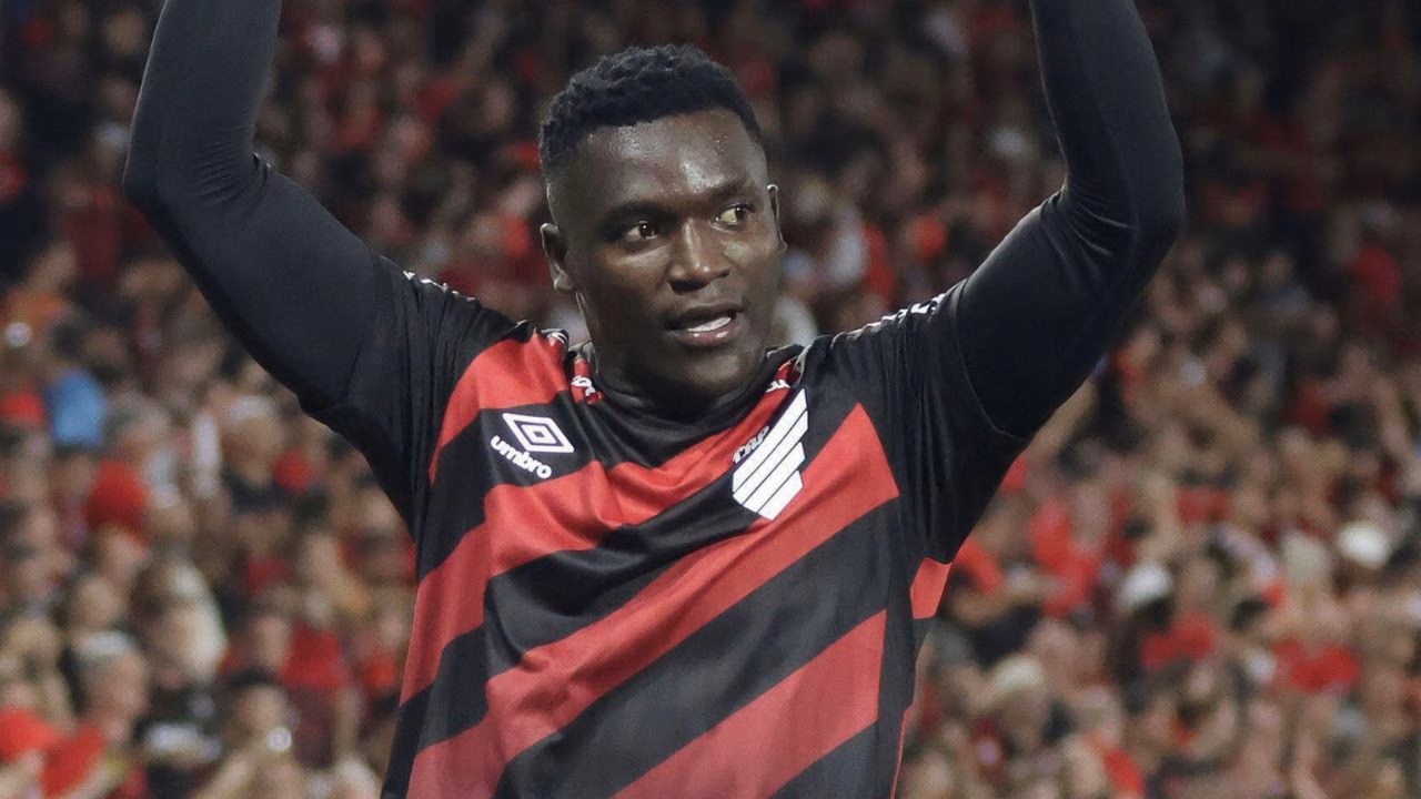 Viveros comemora gol pelo Athletico na goleada sobre o Botafogo na Baixada