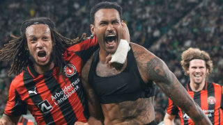 Atacante ex-Coritiba sai do banco, marca dois gols e decide na Liga Europa
